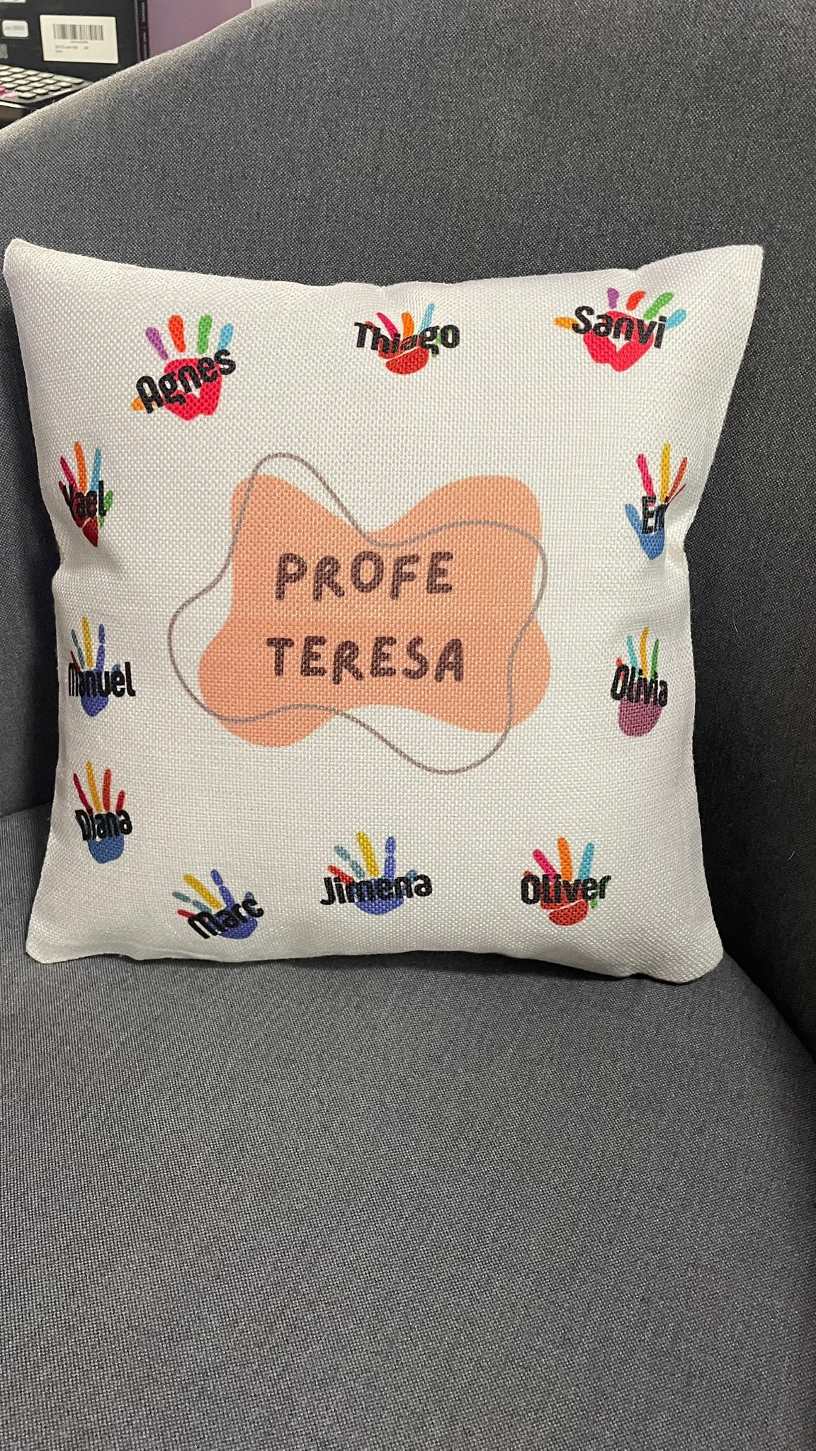 Cojín personalizado para profe con nombres - Imagen 3