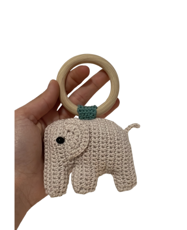 Sonajero de crochet para bebé con aro de madera